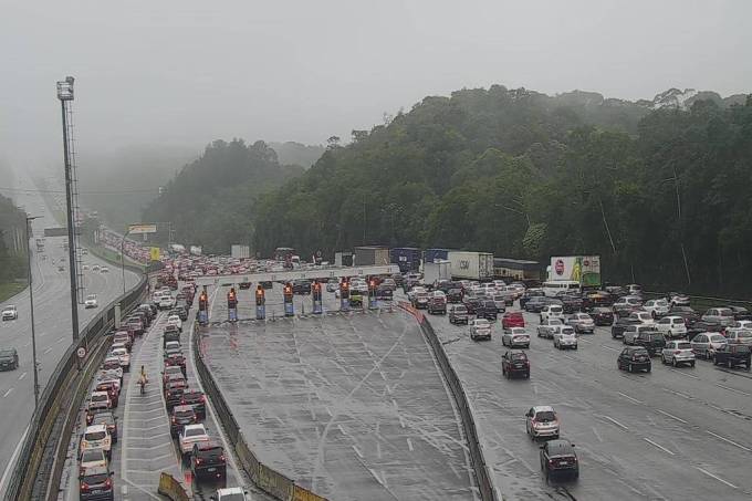 Trânsito na rodovia dos Imigrantes na tarde deste sábado (9); motorista enfrenta chuva no caminho para a Baixada Santista (Divulgação-Ecovias)