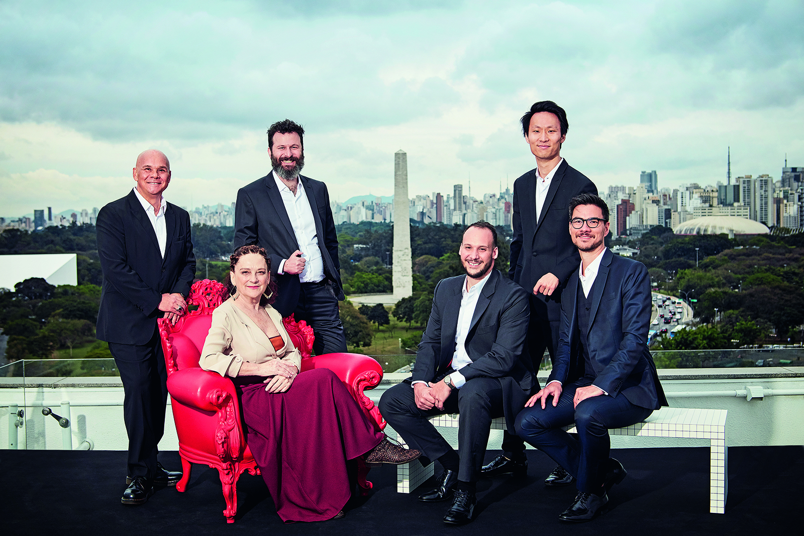 Chefs e personalidades gastron&ocirc;micas de S&atilde;o Paulo, no ensaio fotogr&aacute;fico para a capa da revista Veja S&atilde;o Paulo Comer & Beber: Leo Sanchez (Vista), Mara Salles (Tordesilhas), Alexandre D'Agostino (Apothek), Luiz Filipe Souza (Evvai), Paulo Shin (Komah) e Thomas Zander (Frida & Mina), no terra&ccedil;o do restaurante Vista, instalado na cobertura do MAC-ESP.