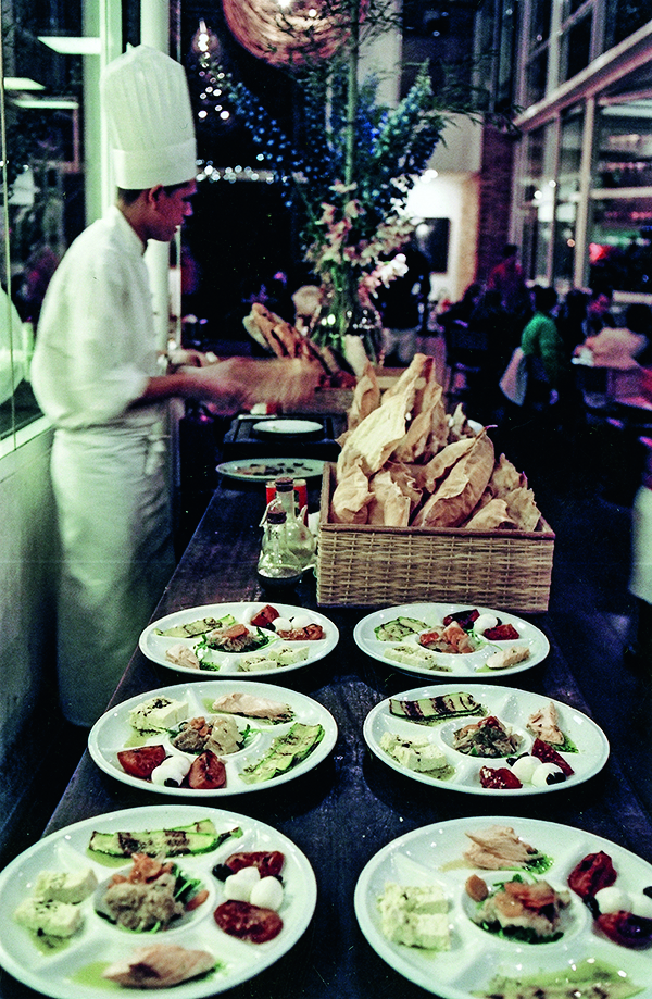 Mesa com pratos de couvert alinhados no A Figueira Rubaiyat.