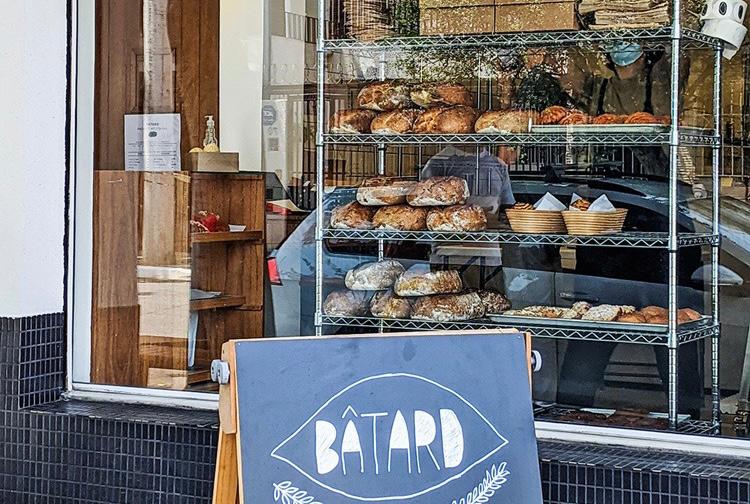 Vitrine de pães da padaria Bâtard