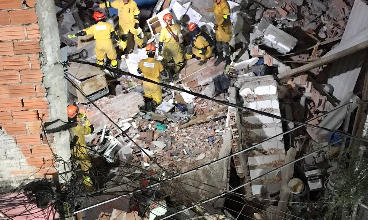 Imagem mostra Bombeiros tentando localizar vítimas em meio a escombros de sobrado