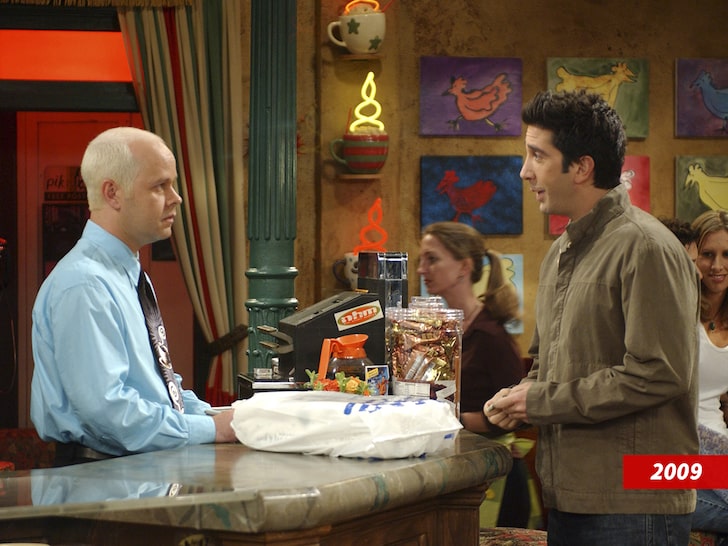 Atores James Michael Tyler e David Schwimmer em cena da série Friends.