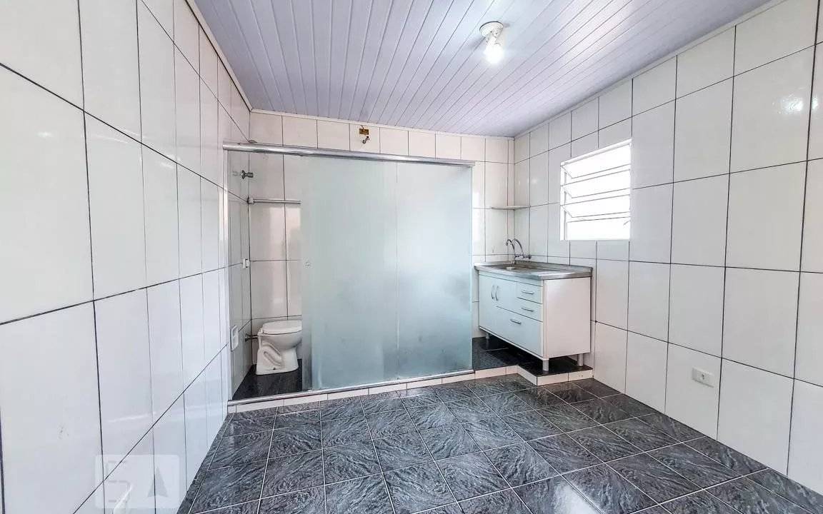 Imagem mostra apartamento com boxe do banheiro na frente de pia da cozinha