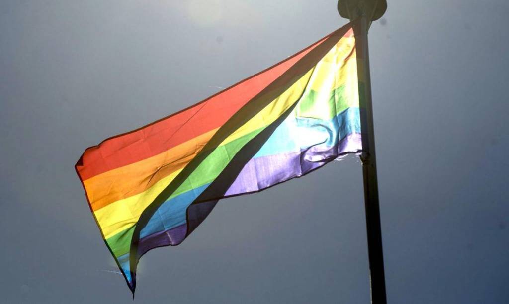 Bandeira LGBTQIA+ hasteada.