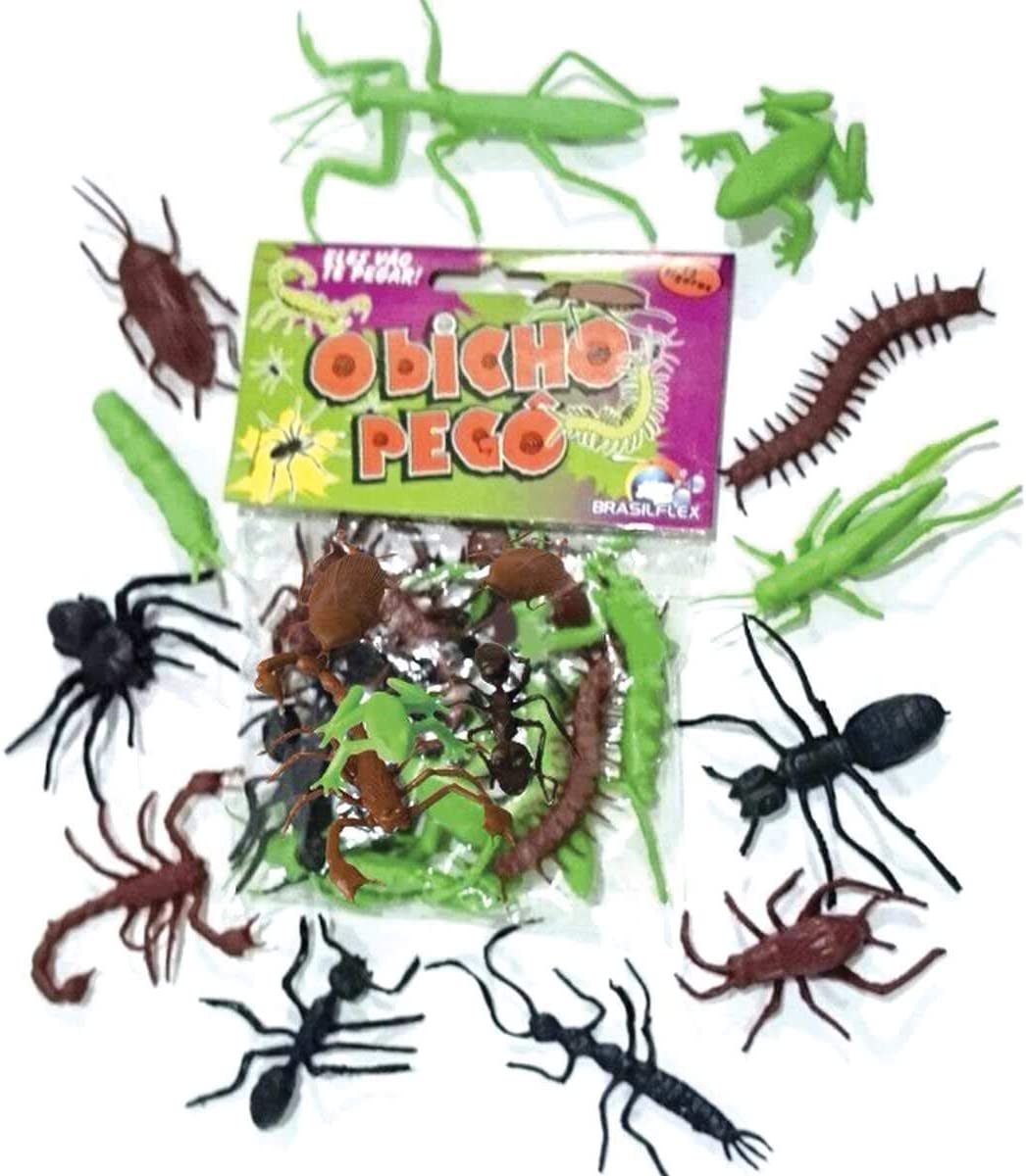 Aranhas, lagartos, formigas, escorpiões... de plástico e, no centro, o pacote com mais destes dentro