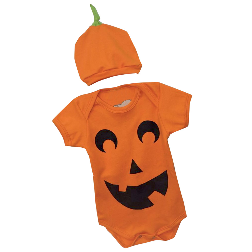 Um body de bebê laranja como uma abóbora de Halloween e uma touquinha de conjunto