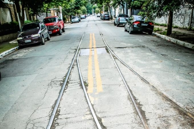 rua visconde de parnaiba, com linhas de bonde no asfalto da rua e carros estacionados ao longo da via