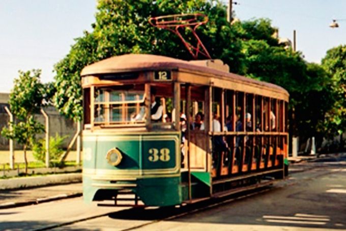 bonde andando na rua visconde de parnaiba levando passageiros e com o número 38 na lataria