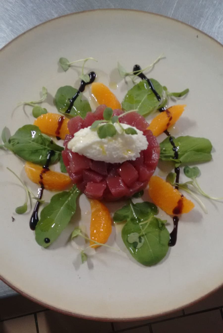 Des Cucina: o tartare de atum com tangerina e creme de burrata aparece no jantar na casa italiana