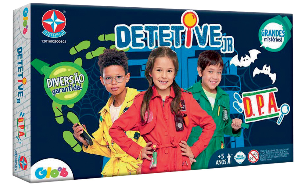 A caixa do jogo Detetive Jr. Tem três crianças vestidas de detetive, o nome do brinquedo e lupas