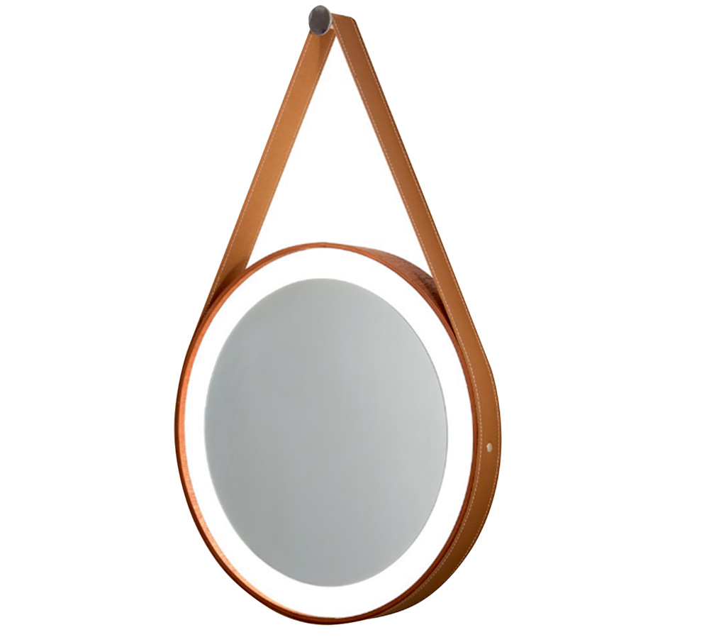 Um espelho pendurado é redondo, tem uma moldura em luz de LED branca e a estrutura que o pendura é de couro