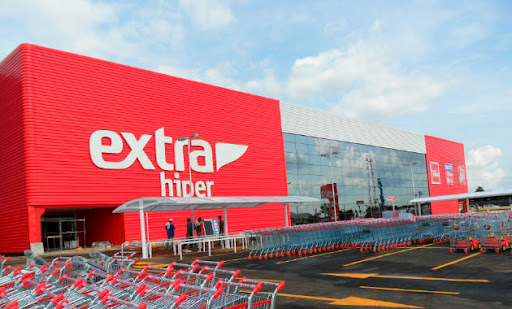 Imagem mostra fachada de supermercado com 'Extra Hiper' escrito em parede