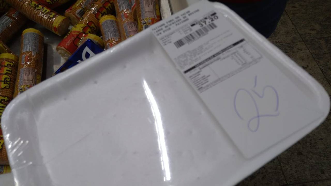 Imagem mostra bandeja de isopor vazia, com indicativo de preço "37,20 reais", referente a carne