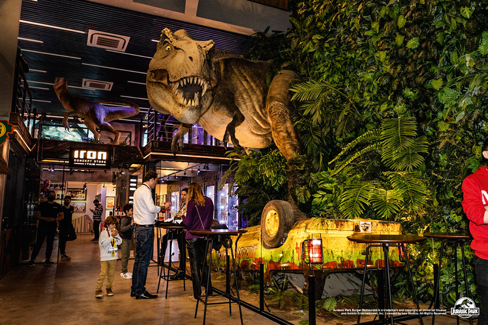 Ambiente do Jurassic Park Burger Restaurant decorado conforme o tema do filme de mesmo nome