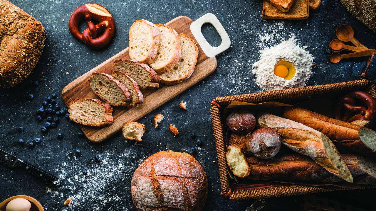 Pães fresquinhos em uma mesa de madeira