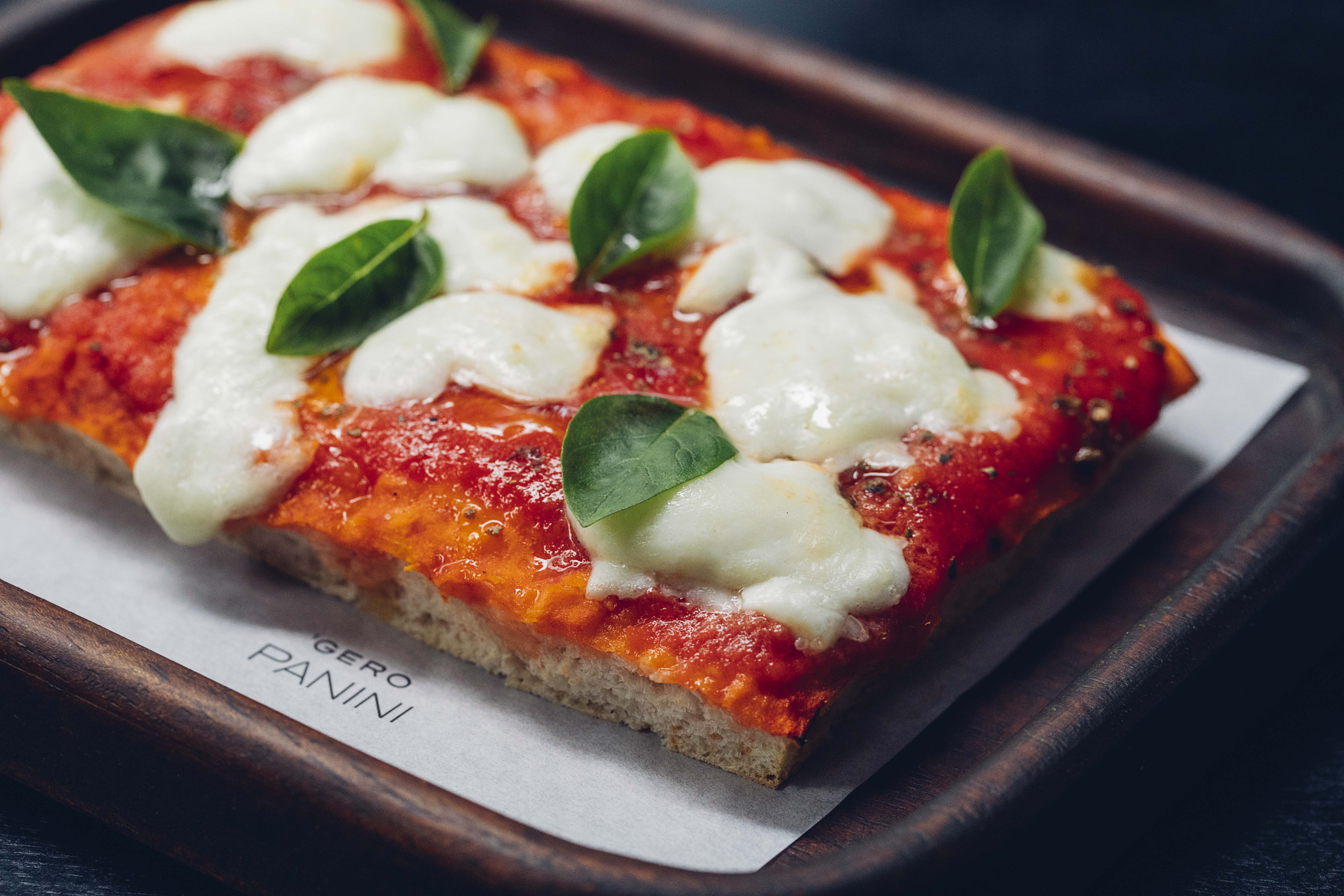Gero Panini: Via delivery pelo app próprio, pague R$ 75,00 no almoço executivo com pizza de entrada, prato principal e sobremesa