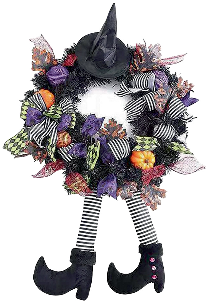 Uma guirlanda tem enfeites de Halloween. Pernas de bruxas, laços coloridos, abóboras, chapéus...