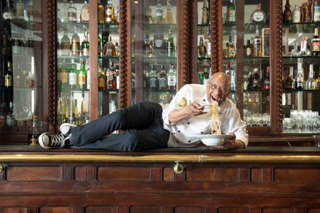 O chef José Alencar de Souza sobre o balcão do bar do restaurante: o trenette é a especialidade