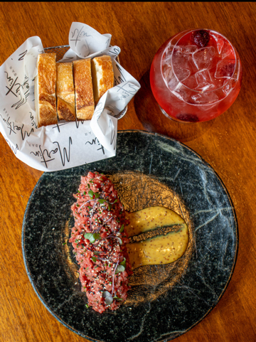 martin bar Martin Bar: sugestão de jantar, o duo carne cruda e o drinque Blush Spritz sai a R$ 90,00
