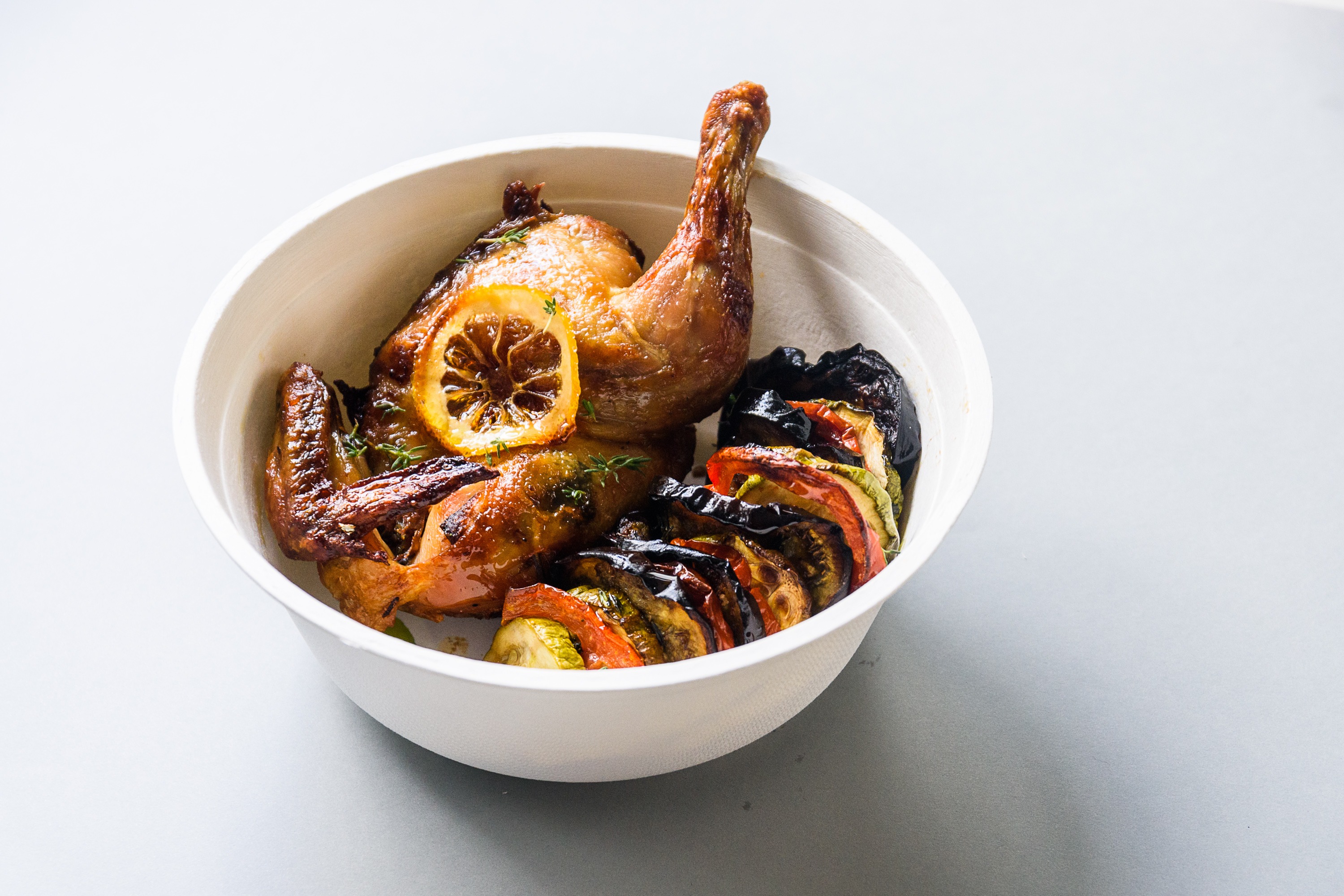 Mesa III - Portinhola: no servi&ccedil;o de delivery, o galeto vem junto de vegetais (R$ 62,00 o menu completo)