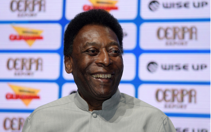 Imagem mostra Pelé sorrindo em evento