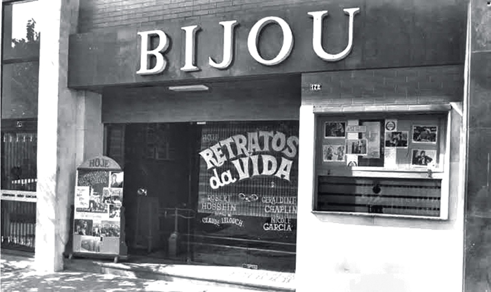 foto preto e branco da fachada do Cine Bijou, com letreiro com nome do cinema sobre a entrada