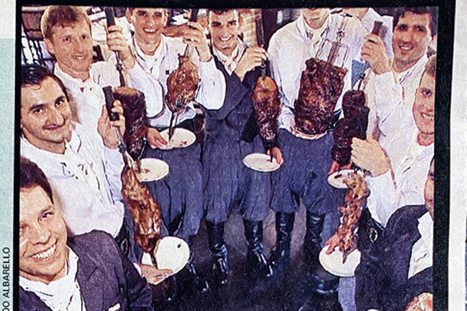 Foto da rede Fogo de Chão que apareceu na primeira edição do guia Comer & Beber