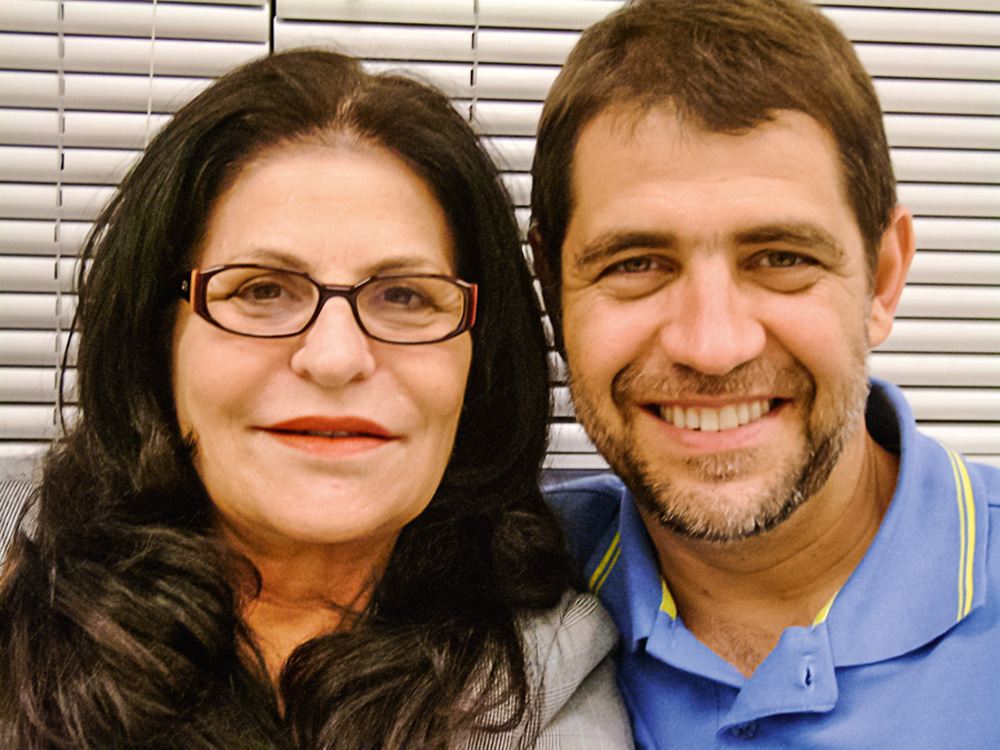 rosa maria e joão sorrindo, um ao lado do outro, em foto antiga, de 2006