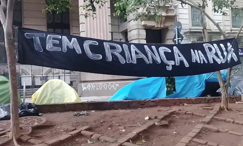 sebastião3 Em frente a um prédio no centro de São Paulo, uma placa com o escrito: