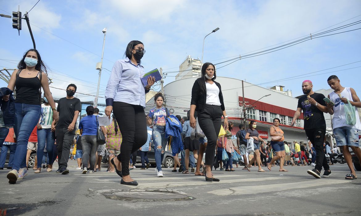 Pessoas caminham pela rua