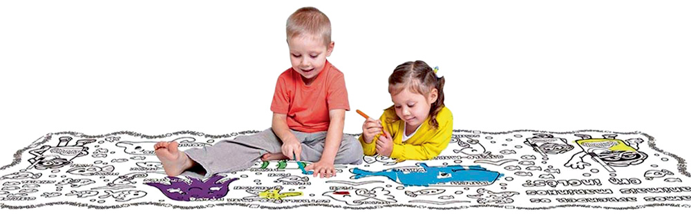Duas crianças sentam em frente a um tapete de colorir. No tapete, ilustrações diversas de bichos, plantas etc