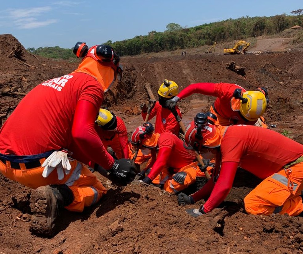 Imagem mostra grupo de bombeiros fazendo escavações