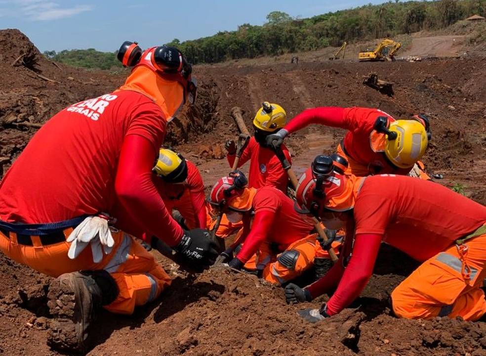 Imagem mostra grupo de bombeiros fazendo escavações