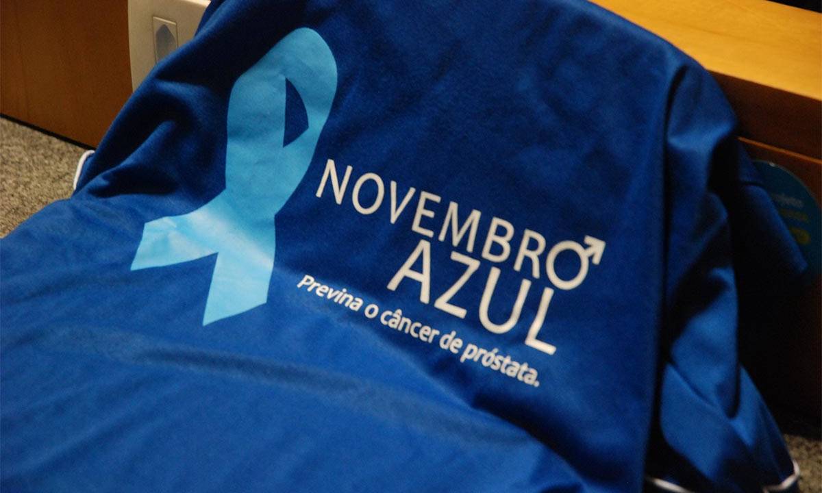Camiseta azul com os dizeres: "Novembro azul: previna o câncer de próstata"