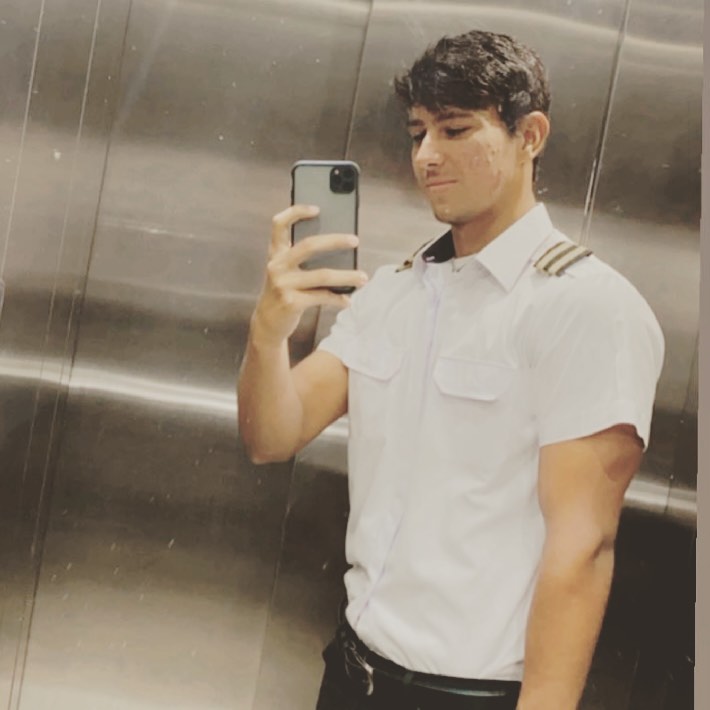 Copiloto José Porfírio Brito Júnior com celular fazendo uma selfie no elevador