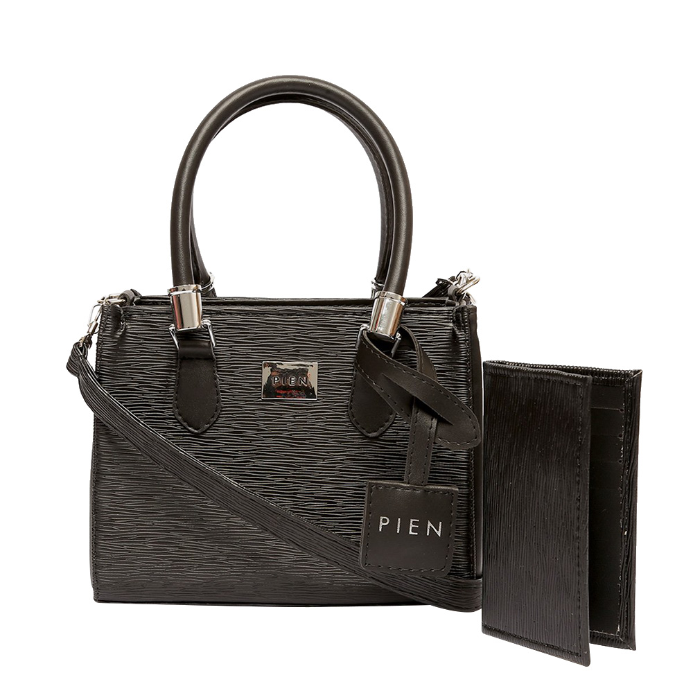 Uma bolsa preta, retangular e de couro está ao lado de uma carteira igual a ela