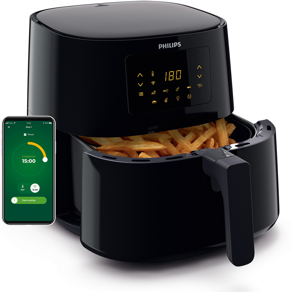 A imagem mostra uma Air Fryer, semi aberta, com várias batatas fritas dentro. Do lado, há um celular indicando temperatura.