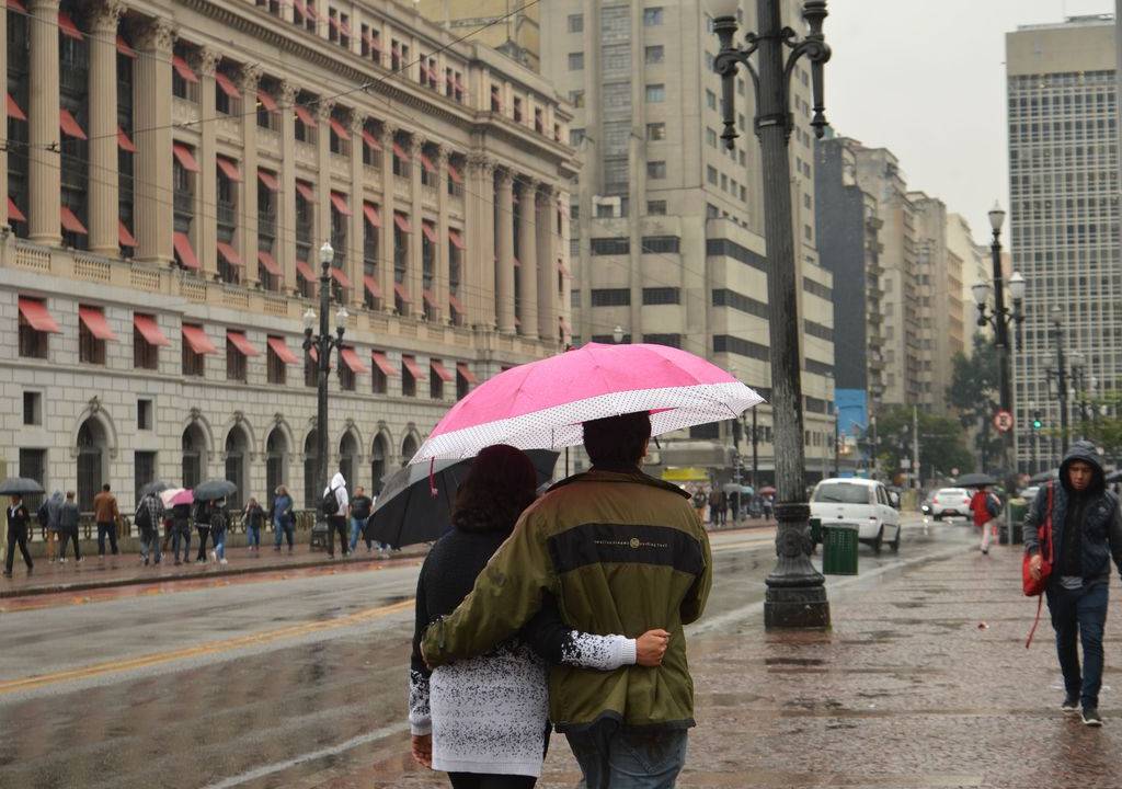 Chuva e frio no centro de São Paulo