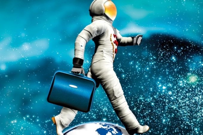 Uma ilustração de um astronauta. Ele segura uma mala e anda sobre uma miniatura de um globo terrestre. No fundo há uma imagem do espaço.