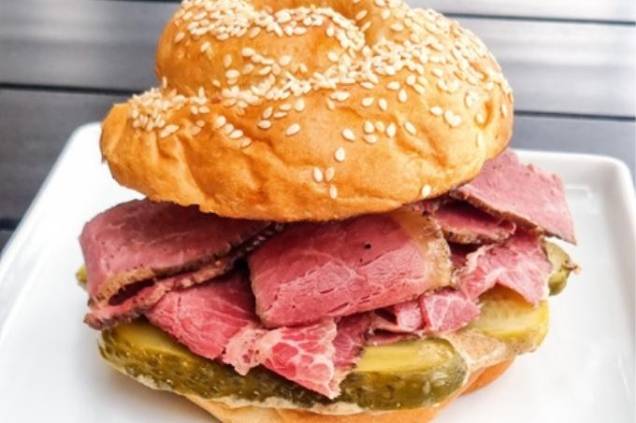 Pastrami: com pepino e mostarda escura na chalá