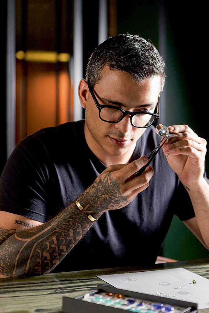 Diego Candelero (FLAVIO TEPERMAN-DIVULGAÇÃO).jpeg A foto mostra Diego mexendo em uma joia com um equipamento de precisão.