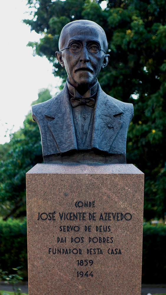 Funsai (Alfredo Oliani-Divulgação).jpg Imagem mostra busto de bronze sobre mármore.