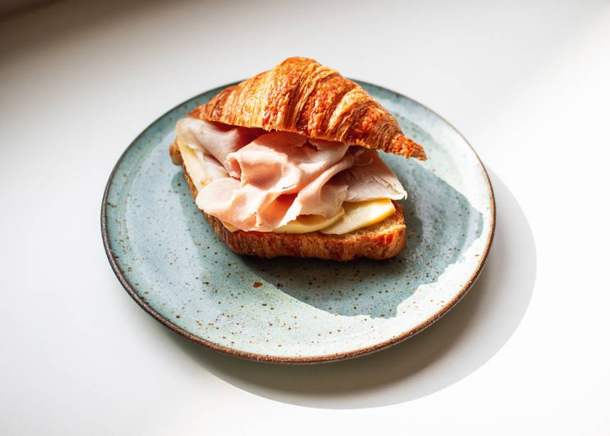 Tradicional: croissant com presunto e queijo