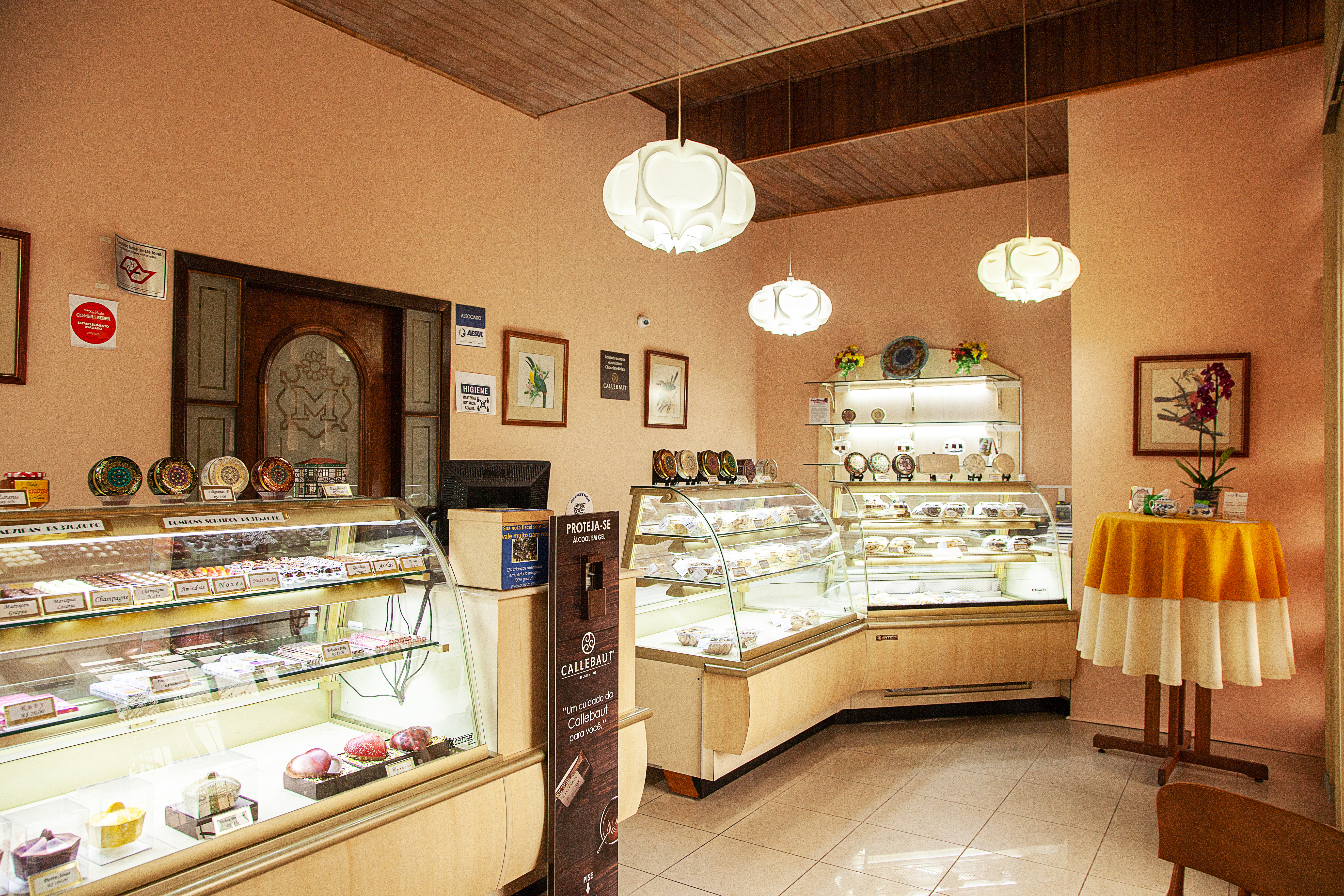 Salão da Chocolates Marghi e vitrines com chocolate.