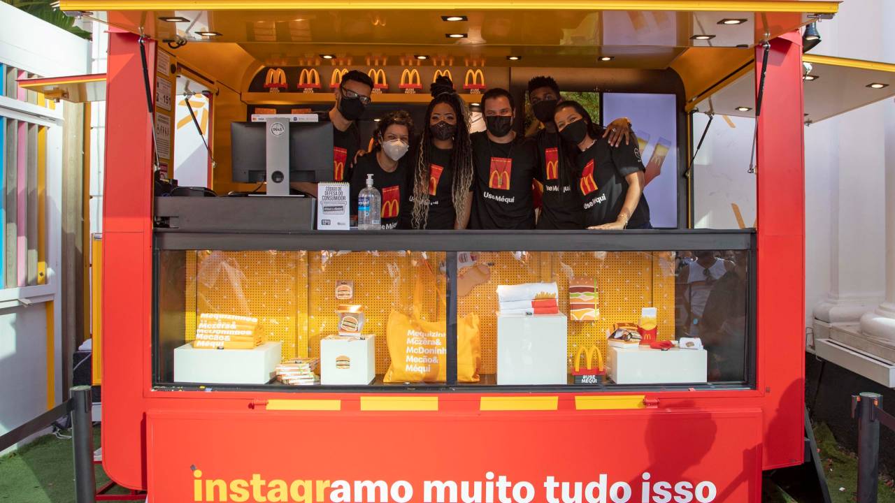 A imagem mostra um quiosque com a frase "instagramo muito tudo isso"