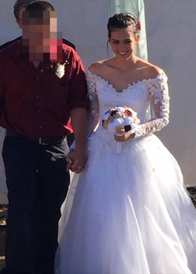 Hailey Mae Custer e seu marido no dia do casamento A imagem mostra Hailey Mae Custer vestida de noiva ao lado do noivo no dia do casamento