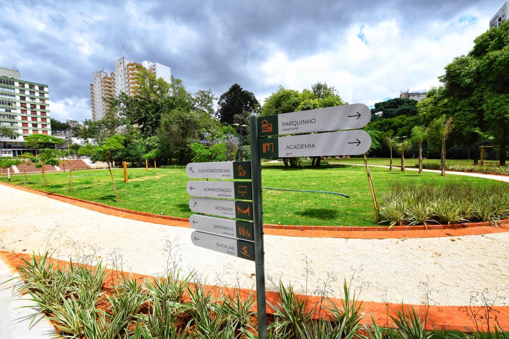 Placas e gramado no Parque Augusta.