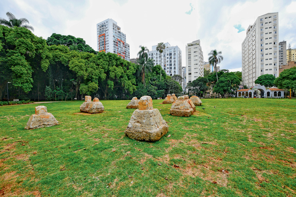 Pedaços de pedra de antigo colégio aparecem em gramado do parque Augusta.