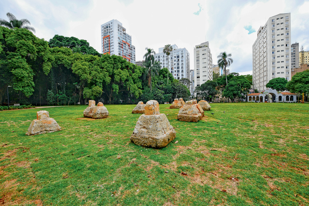 Parque Augusta (Alexandre Battibugli) (1) Pedaços de pedra de antigo colégio aparecem em gramado do parque Augusta.