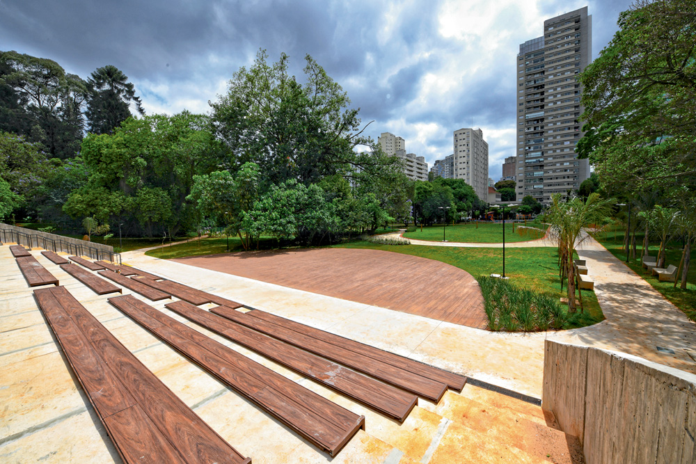 Foto exibe arquibancada com cor de madeira instalada em parque.
